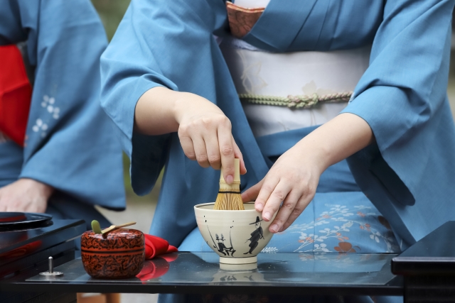 抹茶を泡立てる仲居さん